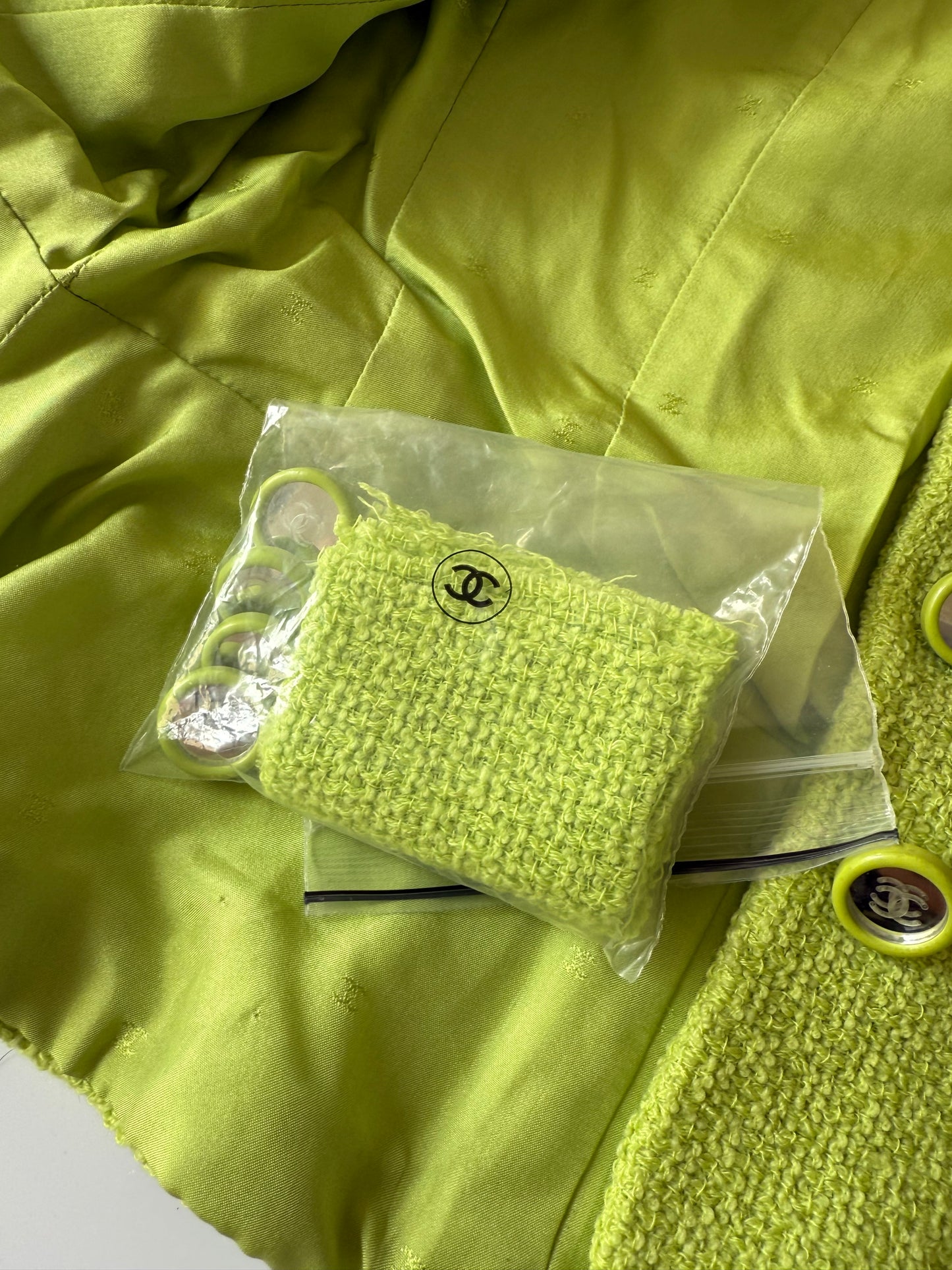 Chanel Boutique 1995 Lime Green Wool Tweed Blazer